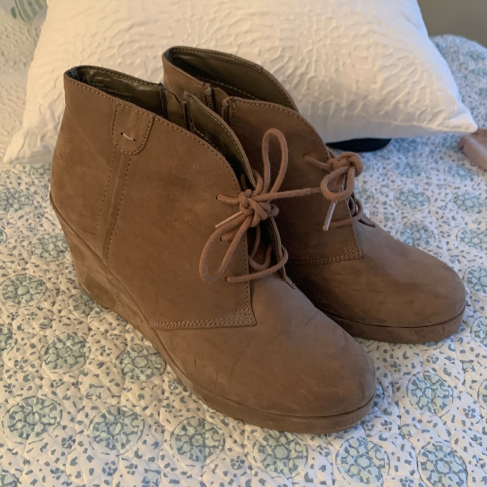 Suede, wedge booty